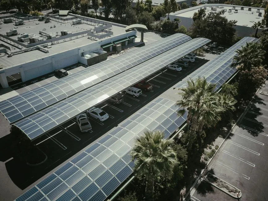 Carport solaire abritant un véhicule