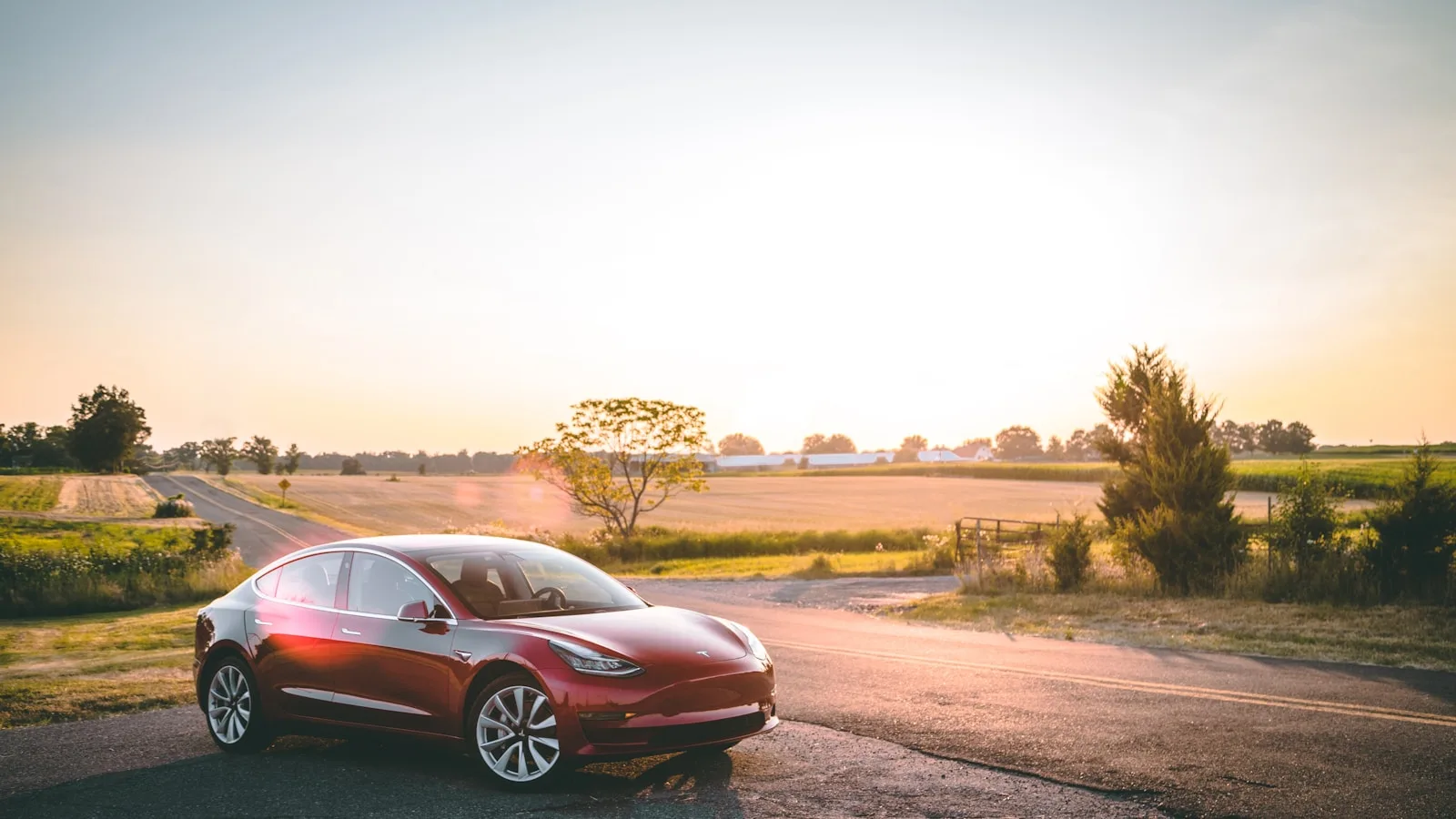Voiture électrique rouge sur une route