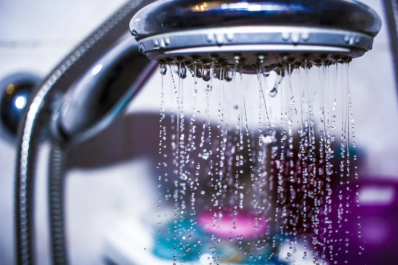 Douche alimentée en eau chaude par un chauffe-eau solaire