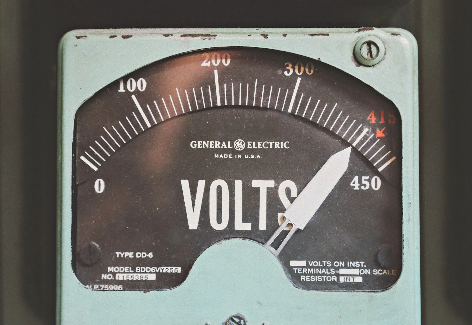 Voltmètre analogique mesurant une tension électrique