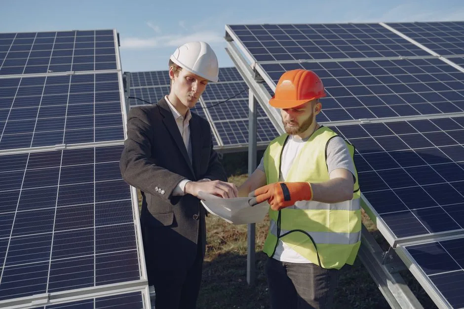 Technicien dimensionnant une installation solaire