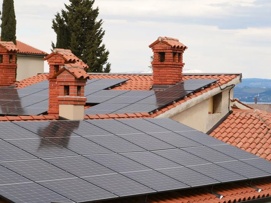 Fixation de panneaux solaires sur toit en tuiles