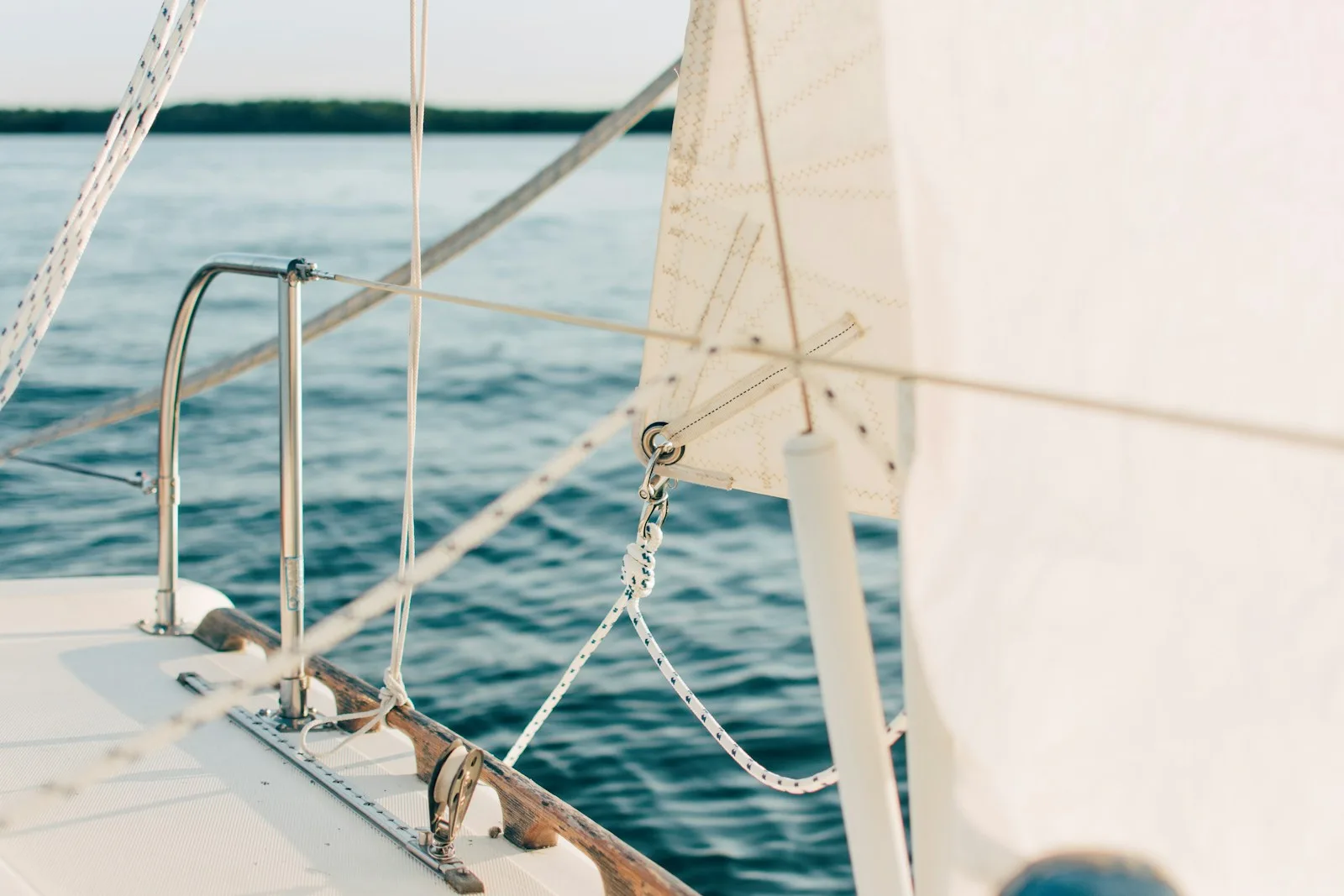 Bateau de plaisance au mouillage