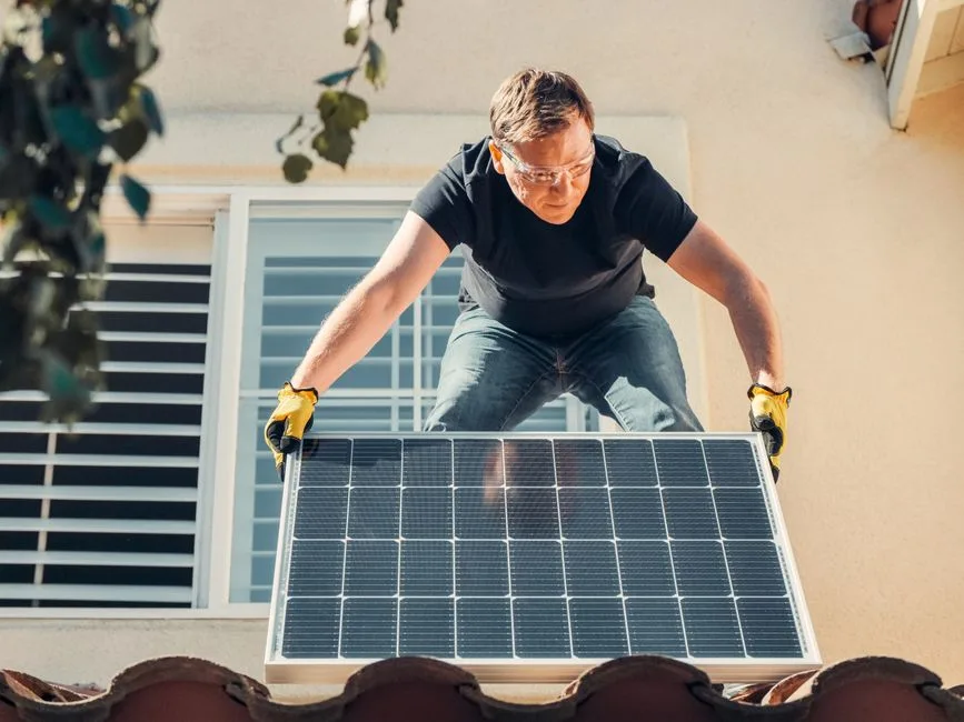 Installateur de panneaux photovoltaïques sur un toit