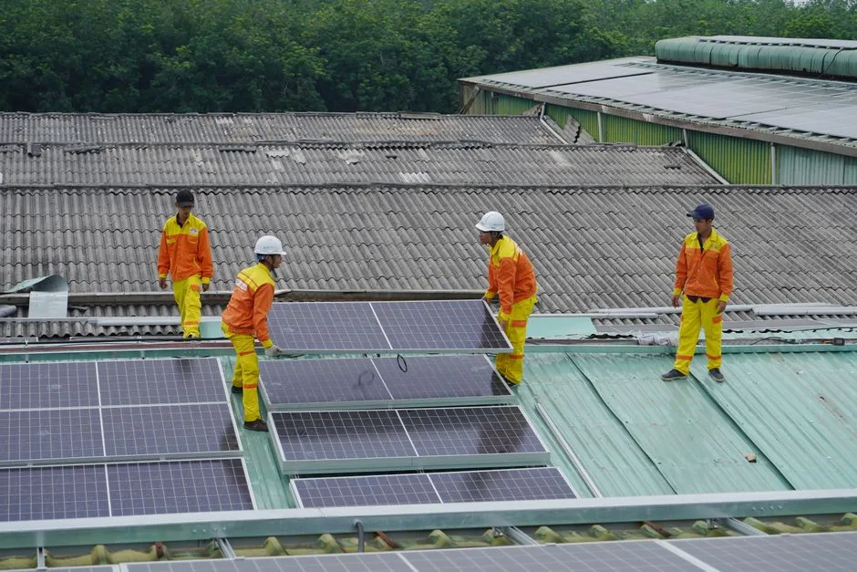 Équipe d'installateurs de panneaux photovoltaïques