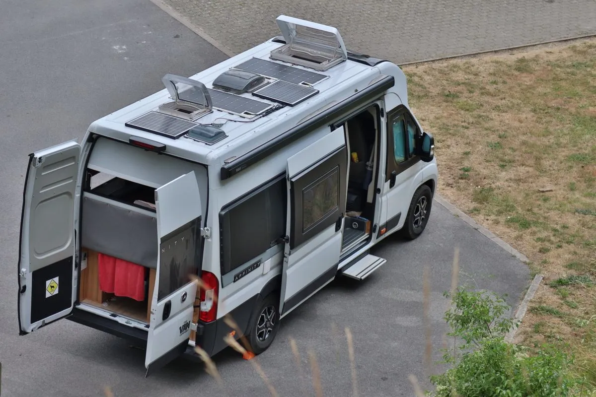 Van aménagé équipé de panneaux solaires sur le toit