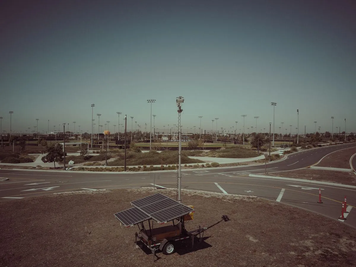 Station solaire mobile avec panneaux solaires installée dans un champ
