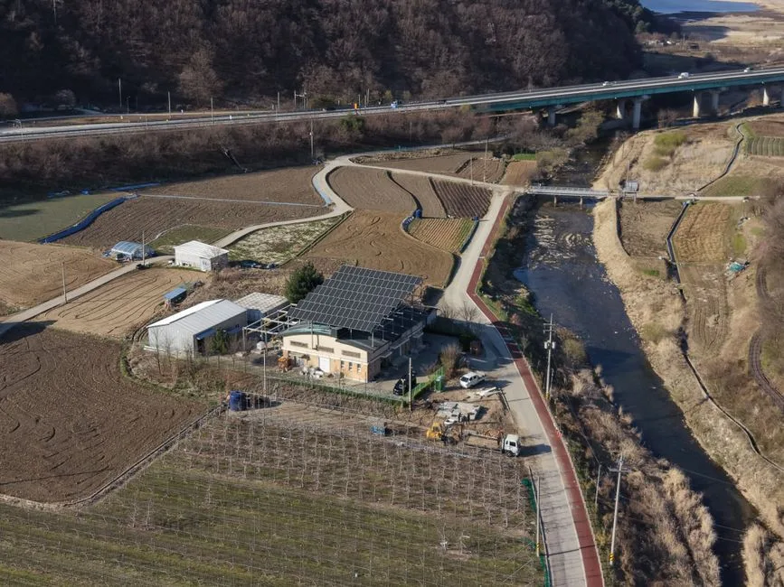 Panneaux solaires installés sur un terrain agricole