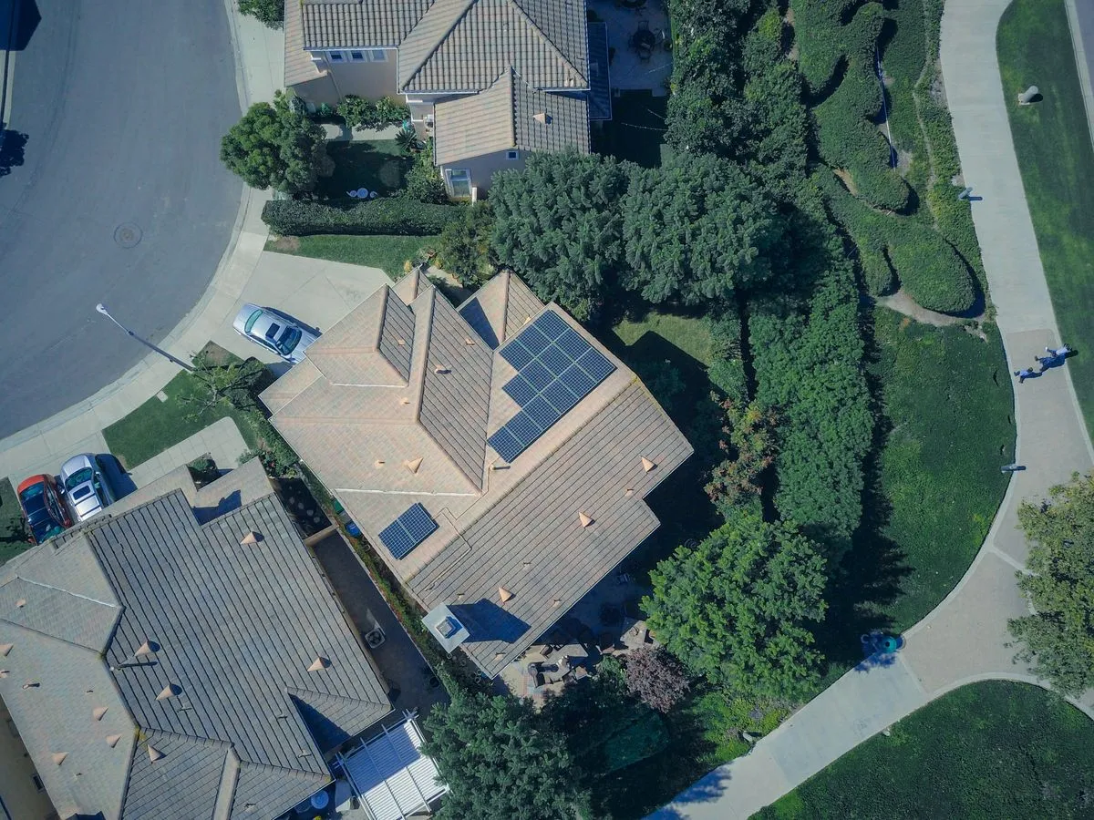 Vue aérienne de maisons équipées de panneaux solaires sur leur toit