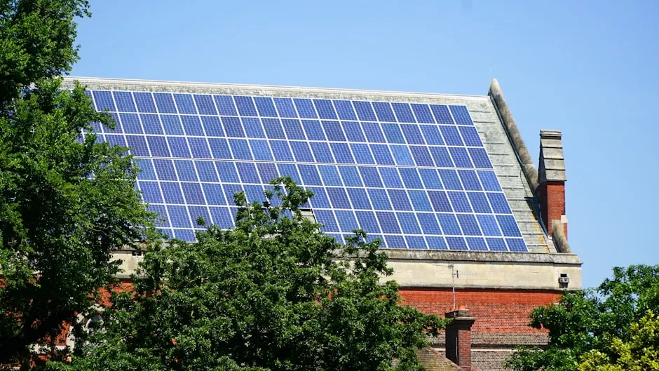 Grande installation de panneaux solaires sur une toiture
