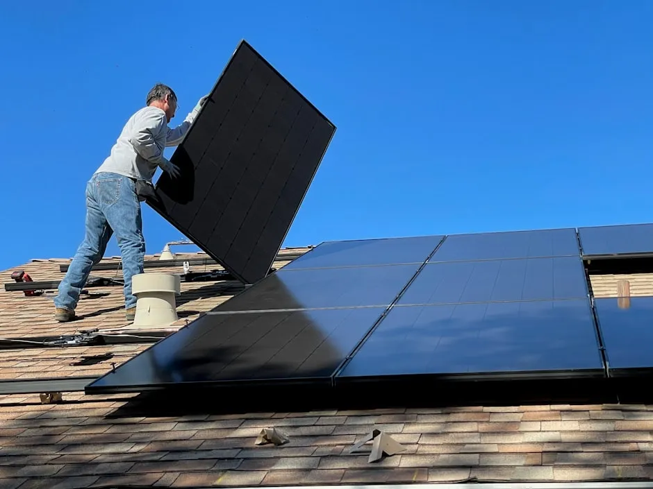 Technicien installant des panneaux photovoltaïques sur un toit