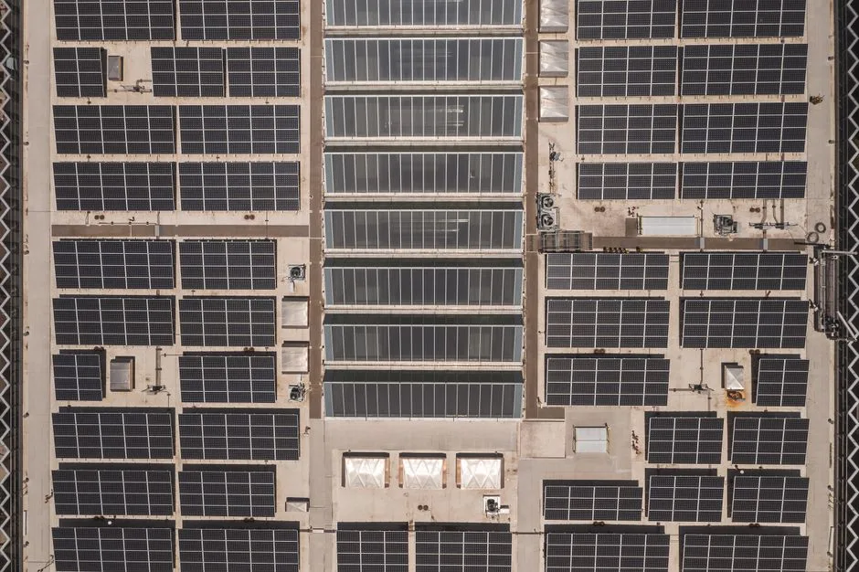 Grande installation de panneaux solaires