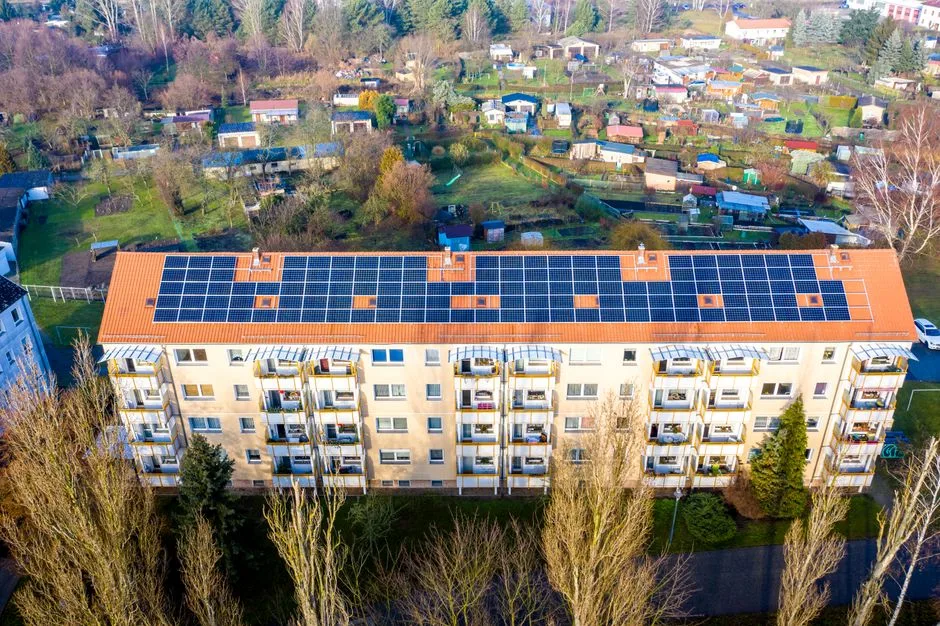 Panneau solaire installé sur un balcon