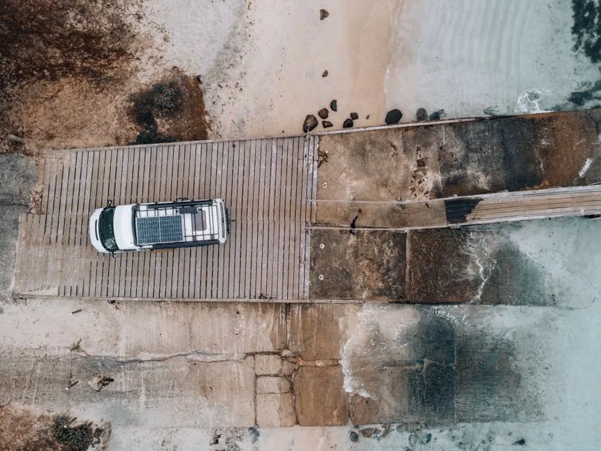 Van aménagé avec panneau solaire pour voyage